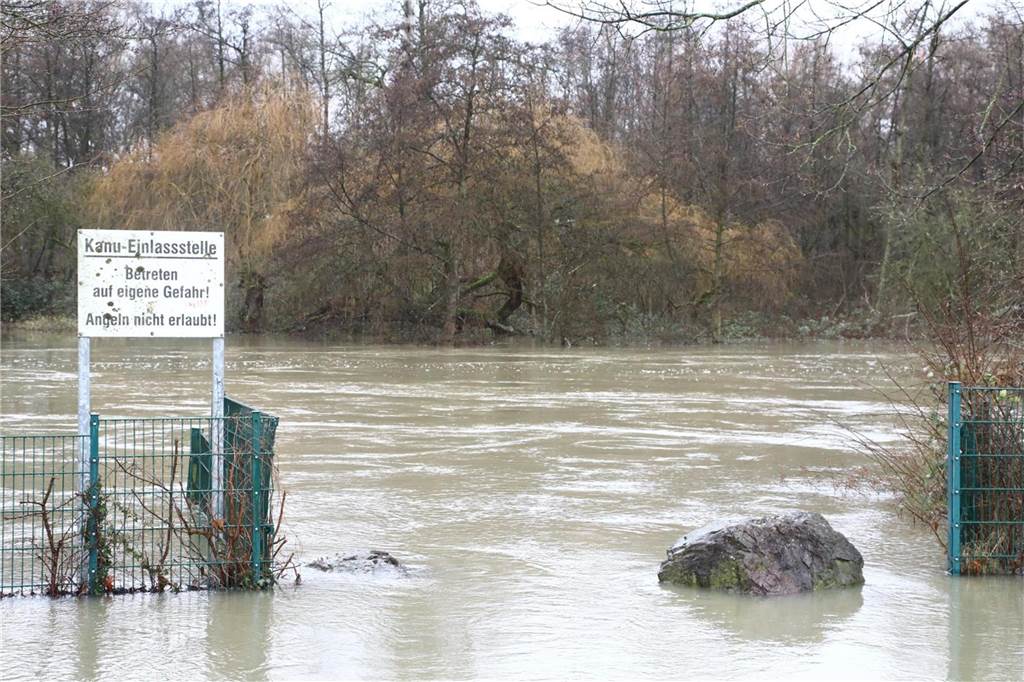 An der Westfalia-Brücke sind die Folgen des Hochwassers deutlich sichtbar.