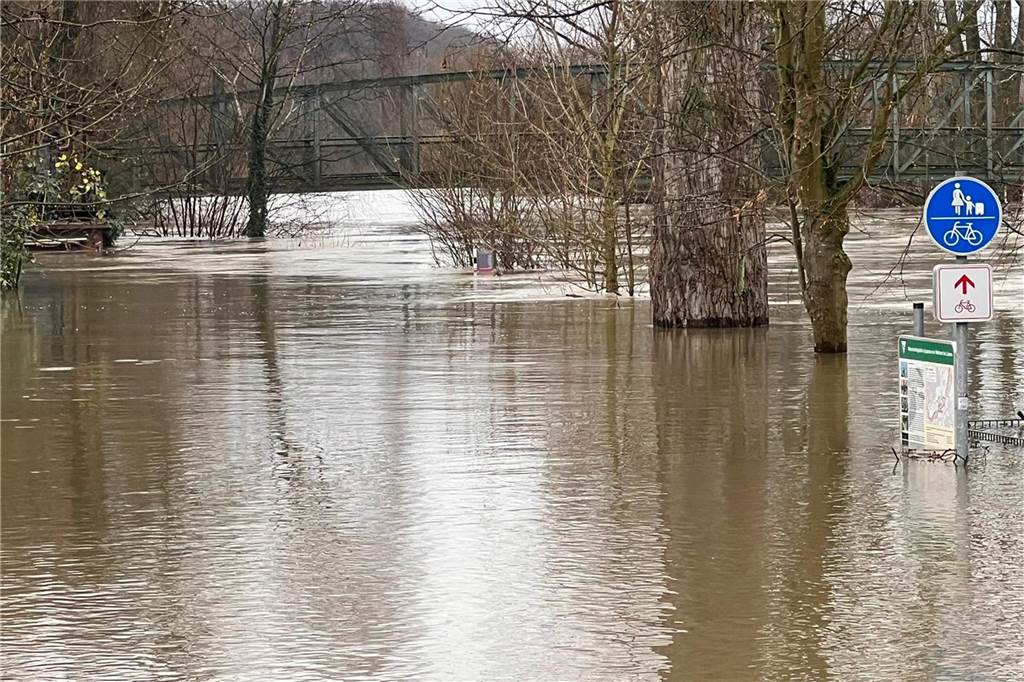 An der Westfalia-Brücke sind die Folgen des Hochwassers deutlich sichtbar.