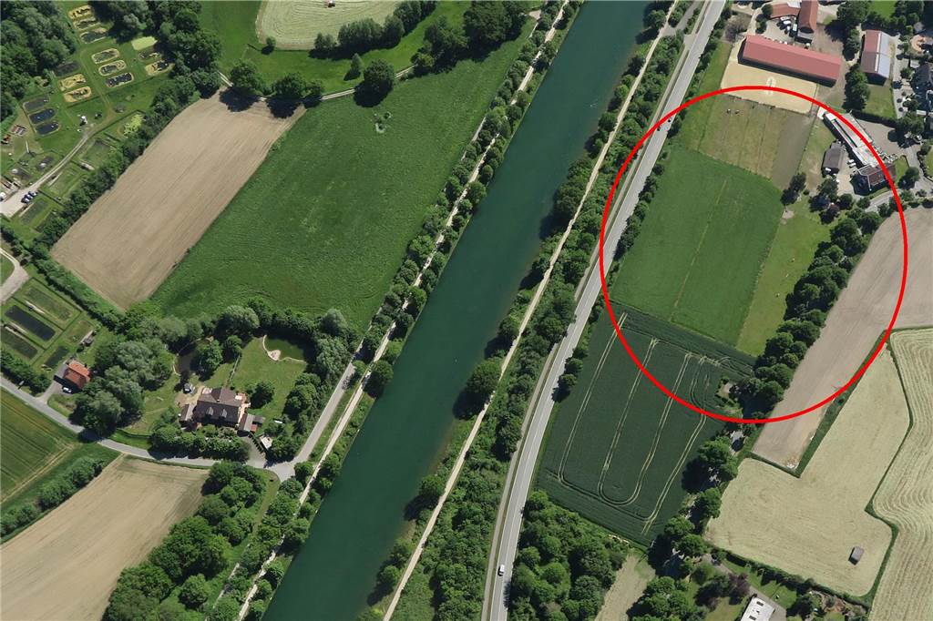 An der westlichen Kirchstraße (rot umrandet) entsteht aktuell eine Flüchtlingsunterkunft. 