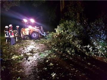 An der Westricher Straße half ein Firmeninhaber mit seinem Radlader am Mittwochabend der Feuerwehr Schermbeck beim Sturmeinsatz.