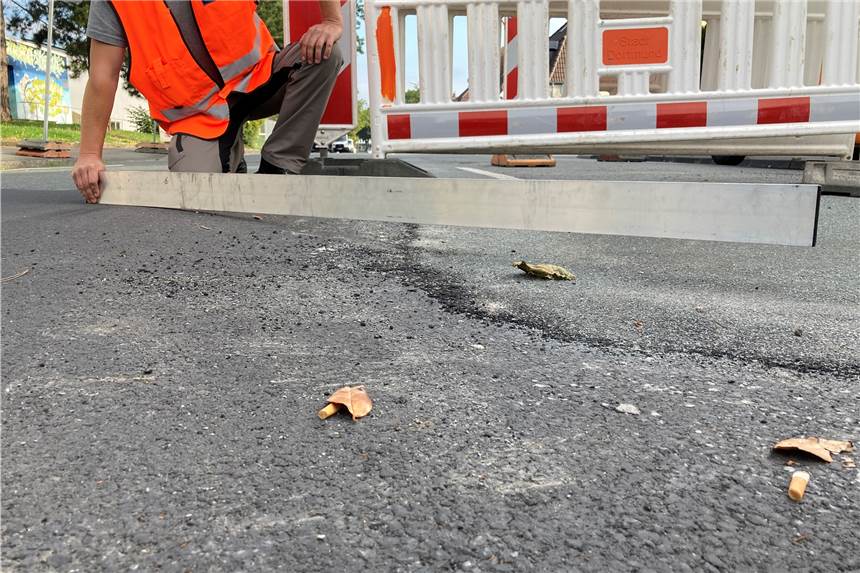 Tagesbruch: Wichtige Straße muss gesperrt werden An der Wickeder Straße ist die Fahrbahn abgesackt.