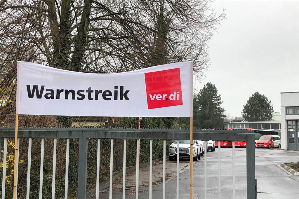 VKU-Betriebsratschef: „Wenn nichts passiert, ist hier Rambazamba“ An der Zufahrt zum VKU-Betriebsgelände hängt ein Streikbanner.