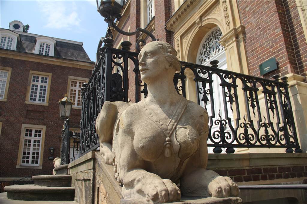 Wie das Schloss Nordkirchen zu seinem einmaligen Schlosspark kam An die 300 Skulpturen befinden sich auf dem Schlossgelände, davon allein 80 auf der Venus-Insel.