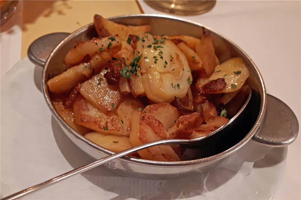 Simonsmeier: Rustikales Ambiente und ein Steak auf den Punkt im Capeller Landgasthaus An die Bratkartoffeln hätte etwas "mehr" gedurft: Gewürz, Speck, Zwiebeln