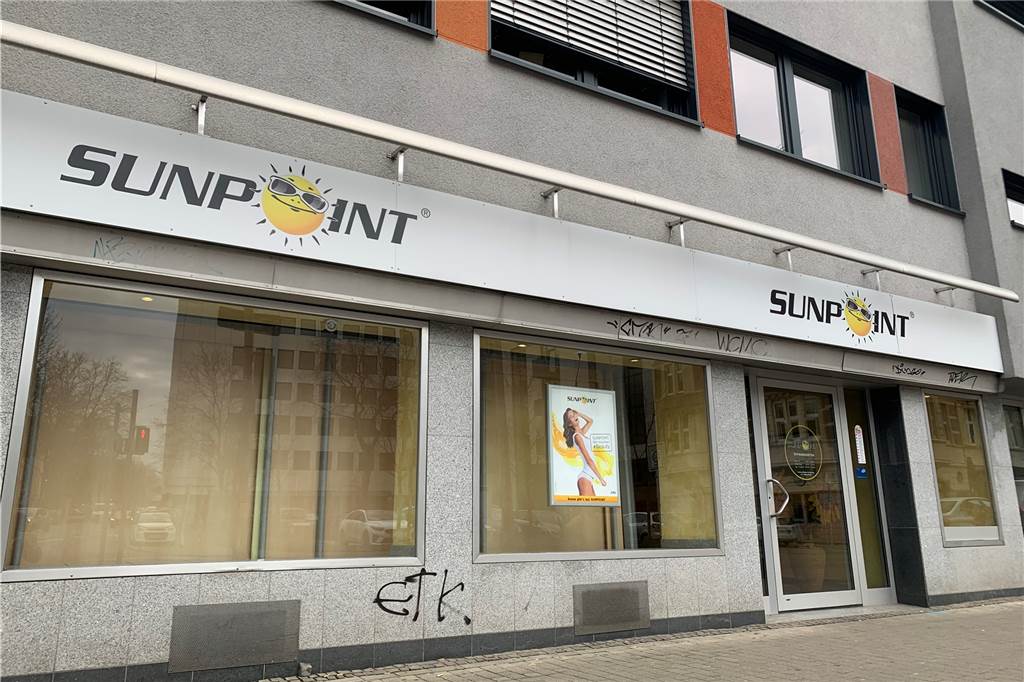 „Liege im eigenen Saft“: Ein Besuch im Sonnenstudio als Selbsttest An die graue Hauswand hat jemand Taggs geschmiert.