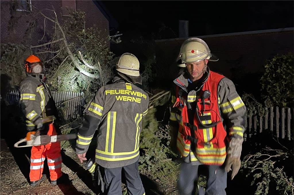 Lose Dachteile, Baum auf Straße: Sturm richtet Schäden in Werne an An die Lünener Straße in Lenklar war ein Baum auf eine Straße gekippt.