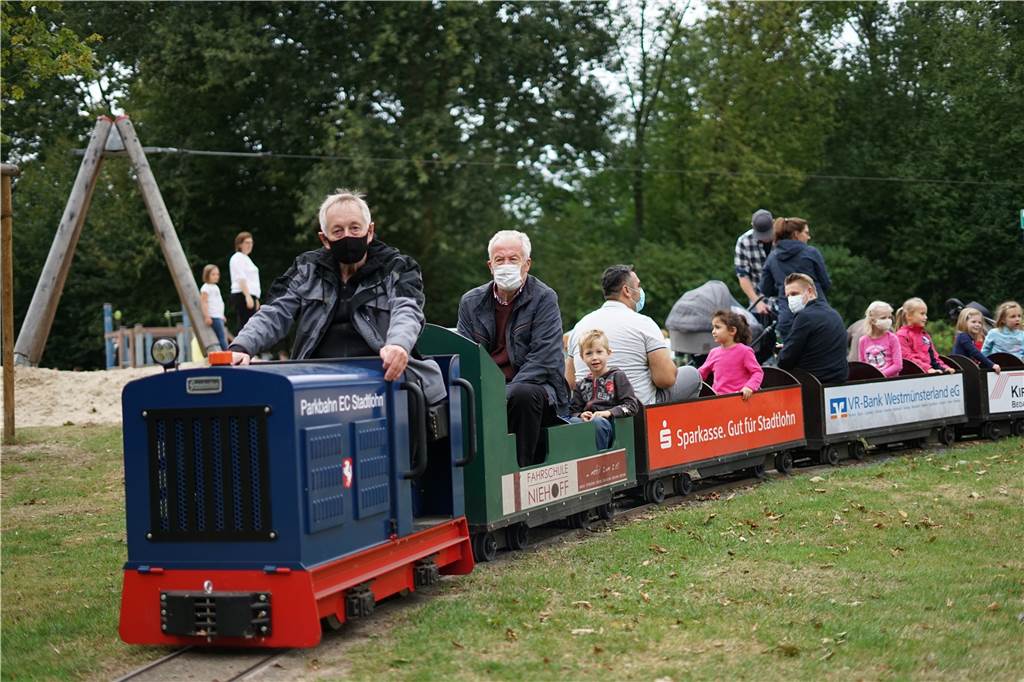 Großer Spaß seit Generationen – die Parkbahn im Losbergpark ist Kult An die Masken mussten sich die Eisenbahnfreunde erst gewöhnen. Mittlerweile werden sie aber von allen gut angenommen.
