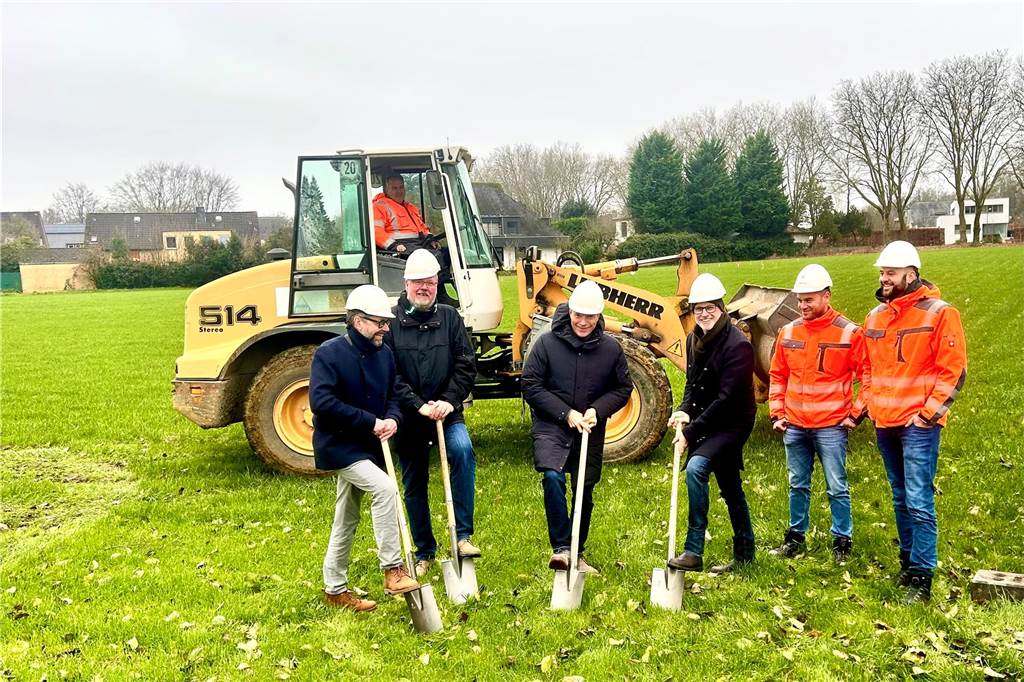 Schöner wohnen am Beisinger Weg: Spatenstich nach langem Vorlauf Architekt Ralf Ebben, Diplom-Ingenieur Kai Humborg, Bürgermeister Christoph Tesche, Projektentwickler Patrick van Drunen sowie Emrah Memisoski und Dominic Ebber von der H&W Tiefbau GmbH beim Spatenstich am Beisinger Weg in Recklinghausen
