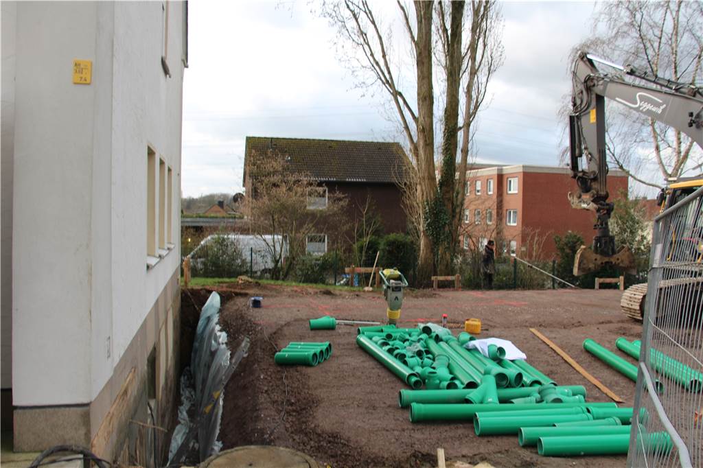 Anbau-Arbeiten an Kirche in Bork haben begonnen - Geht jetzt alles schneller als geplant? An die Wand links wird der 100 Quadratmeter große Anbau gebaut.