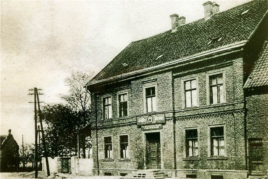Benninghofen und Loh: Wohnen im grünen Gürtel der Stadt An diesem Haus fahren und gehen täglich viele Bürger vorbei: Das „Haus Wienold" war über Jahrzehnte eine wichtige Dorfkneipe und damit ein beliebter Treffpunkt im Stadtteil - heute versorgt dort Dortmunds bekanntester Portugiese („Carlos") seine Gäste mit mediterraner Küche.