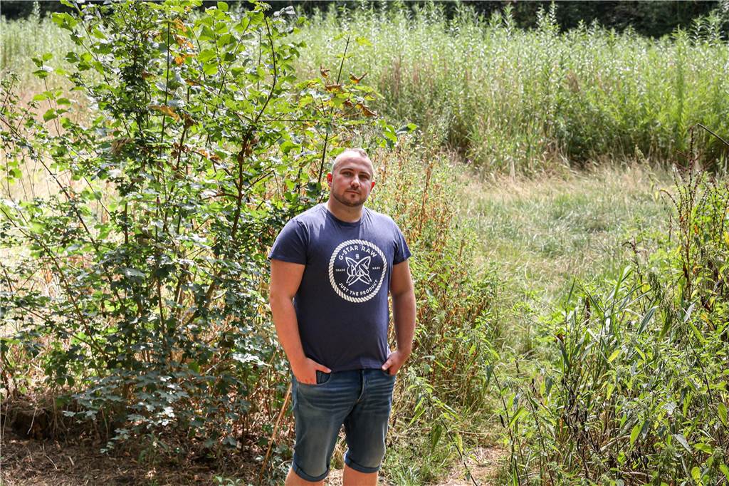 Kevin Knapp (28) verhindert Vergewaltigung: „Mir war klar, was da passiert“ Kevin Knapp steht an dem Feld, an dem er mit Opfer und Täter vorbeigekommen ist.