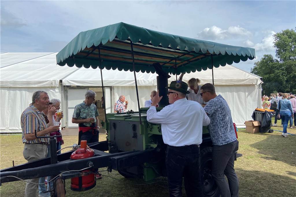 An diesem kleinen wagen haben sich die Schützen und Besucher und Besucherinnen mit Erbsensuppe gestärkt.