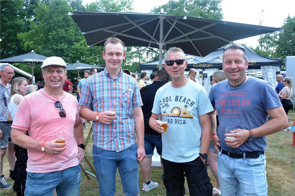 Von Happy Noaber bis Curry-Club-Sandwich: Viele Leckerbissen bei Grillevent Gregor Olbering (v.l) und Jonas Olbering für das Team BBQ Lünten und Karsten Harking und Jürgen Gerwing für das „Jamaika Jerk Grillteam“