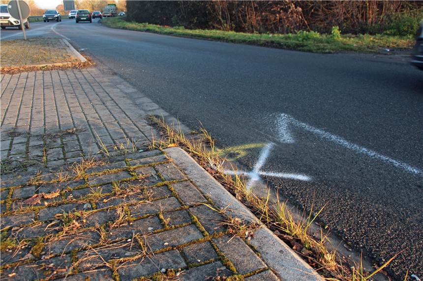 An diesem Überweg am Kreisverkehr Capeller Straße/Nordlippestraße kam ein Fußgänger am frühen Dienstagabend, 3. Dezember, zu Tode. Das Opfer ist mittlerweile identifiziert.