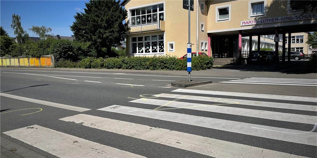 An diesem Zebrastreifen an der Martin-Luther-King-Förderschule kam es am Dienstagmorgen zu einem Unfall: Ein Bus fuhr einen Jungen an, der hier die Bahnhofstraße überquerte.