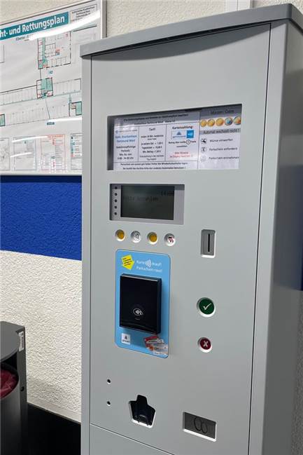 Ticketautomat im neuen Parkhaus des Krankenhauses in Kirchlinde