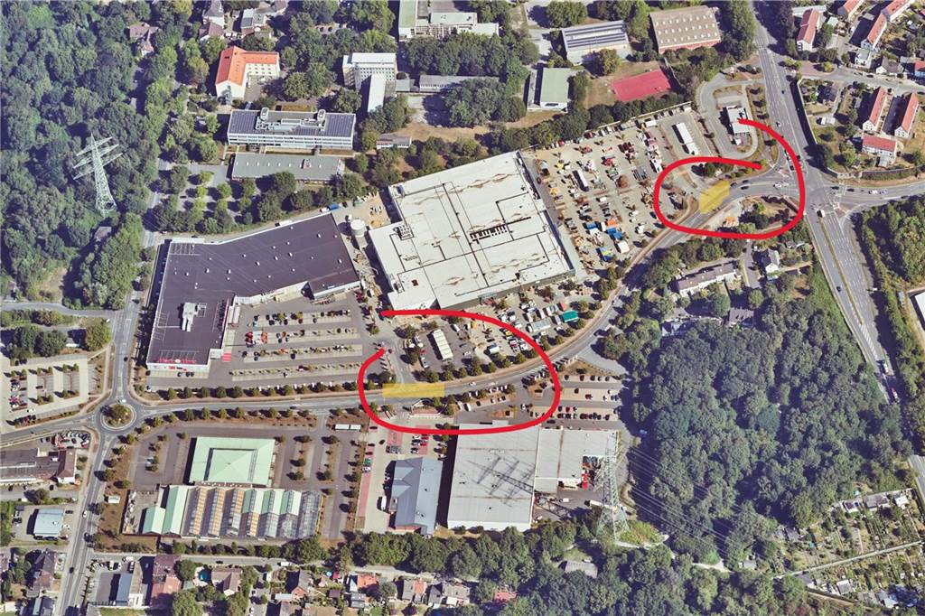 An diesen beiden Ausfahrten zu den Parkplätzen von Globus und Mediamarkt an der Siemensstraße kommt es immer mal wieder zu Verkehrsunfällen.