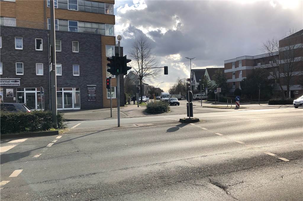 Schmerzgepeinigtes Unfallopfer weint beim Feilschen um Entschädigung An dieser Ampel hat Anna S. die Straße bei Grün überquert, hier wurde sie von dem Auto des Dorsteners erfasst.