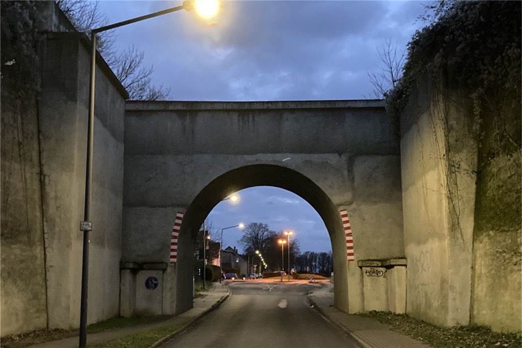 Stein fliegt von Brücke in Autoscheibe - Schock für Opa und Enkel An dieser Brücke über die Mühlenstraße ereignete sich der Vorfall.