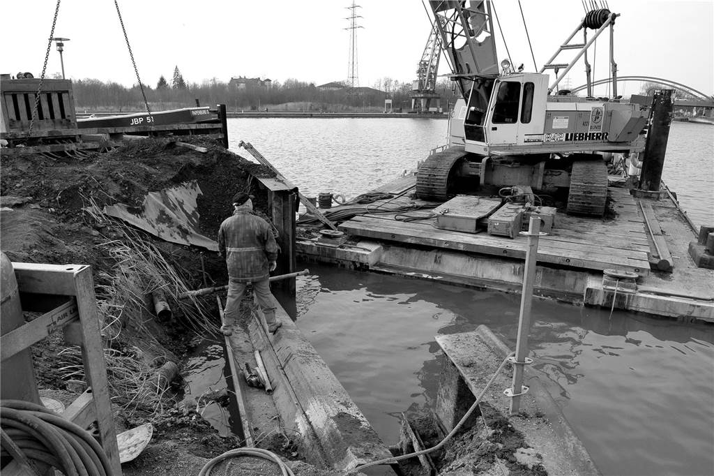 An dieser Ecke zum Preußenhafen hatte einst ein Schubverband eine große Beule in die Spundwand gerammt, die ausgebessert werden musste.