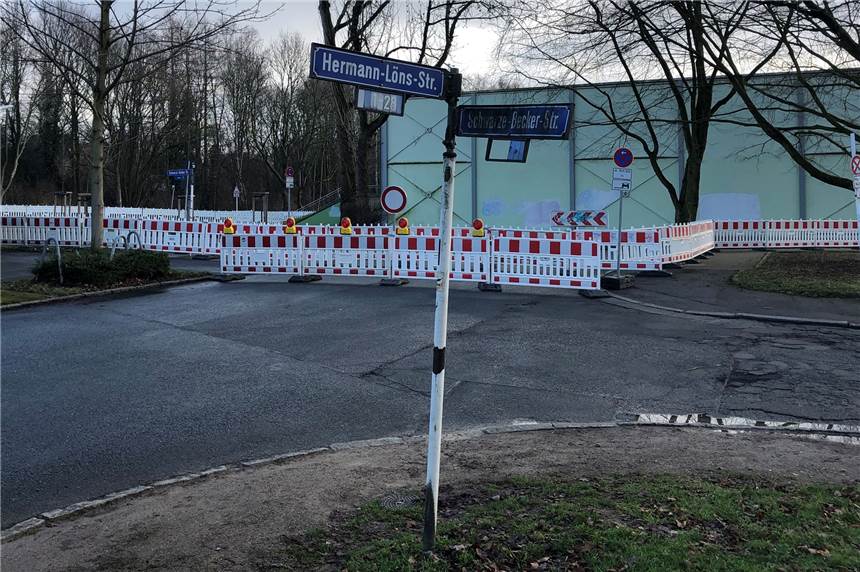 Schwarze-Becker-Straße in der Gartenstadt wird lange gesperrt An dieser Kreuzung in der Gartenstadt ist vorerst keine Durchfahrt möglich.