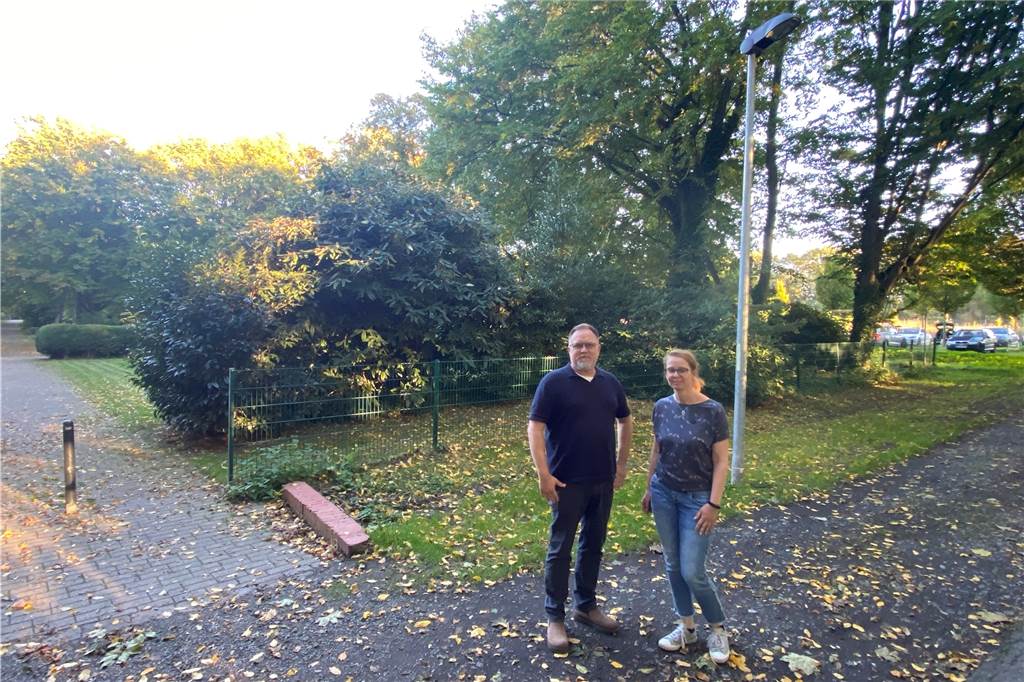 An dieser Laterne habe ihr Sohn Moritz gewartet, als plötzlich ein Mann links hinter einem Busch hergekommen sein soll und den Jungen verprügelt haben soll. Der Mann soll ihren Jungen dann ein paar Meter Richtung Parkplatz (hinten) geschleift haben.