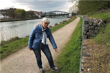 An dieser Stelle am Kanal in Dorsten fand Anneliese Heinen das tote Tier in dem Plastikbeutel.