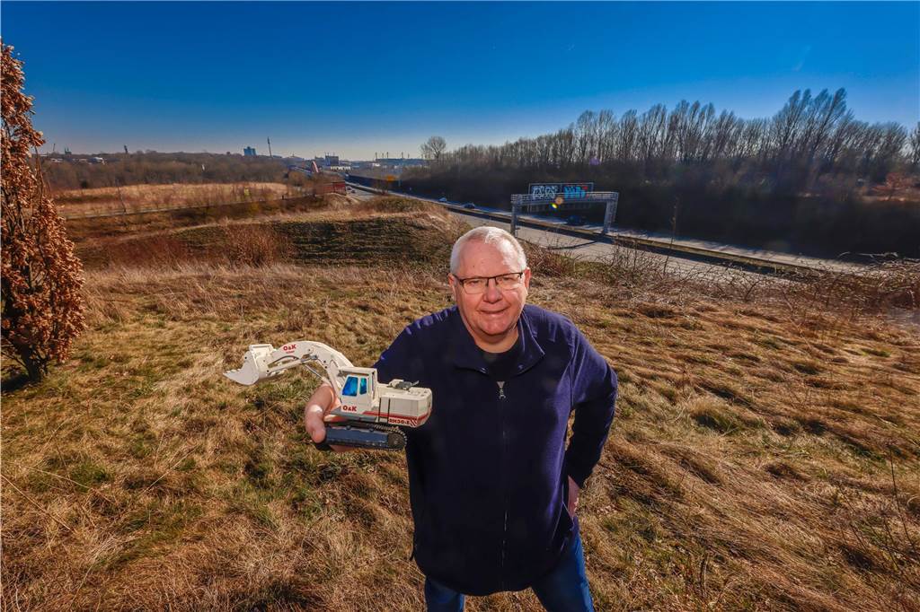 Vorbereitung für Bagger-Denkmal an A40: Oldtimer bekommt neuen Schliff Auf einem Hügel über der A40 will Uwe Kisker das Bagger-Denkmal platzieren.