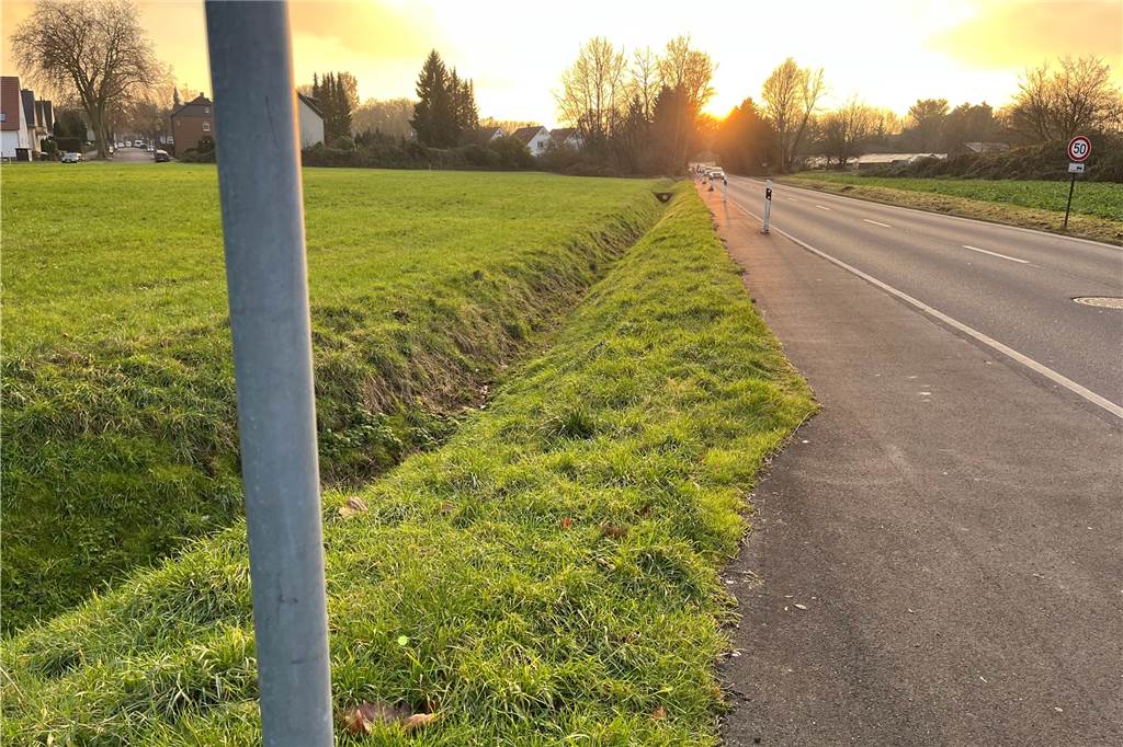 Bezirksvertretung erörtert Möglichkeiten für Radweg an Grenze zu Lünen An dieser Stelle - auf der Straße Auf dem Brink Richtung Einmündung Derner Kippshof - wäre das Anlegen eines Radwegs wegen eines Grabens schwieriger