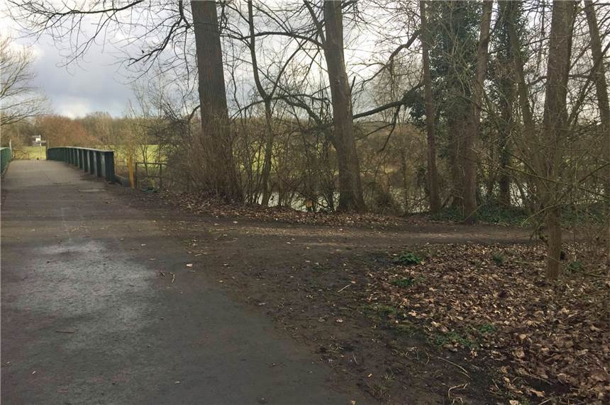 Exhibitionist schockt junge Frau am helllichten Tag in Werne An dieser Stelle der kleinen Straße Am Fischerhof, Nähe Lippebrücke, lauerte der Exhibitionst seinem Opfer auf.