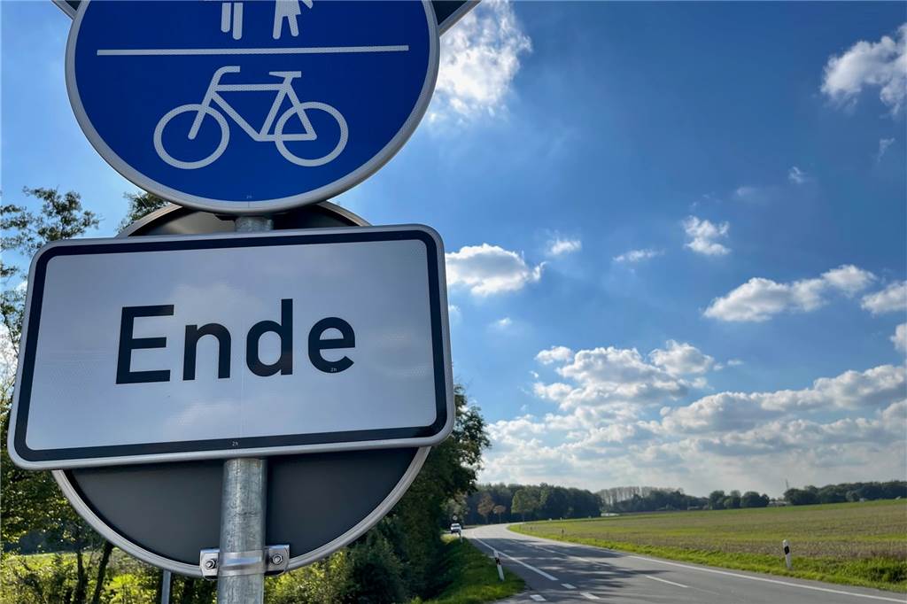 Schild verwirrt Selmer Autofahrer auf dem Weg nach Nordkirchen An dieser Stelle enden Nordkirchen und der Kreis Coesfeld und beginnen Selm und der Kreis Unna. Gleichzeitig endet der neue Radweg, wie das Schild an der Nordkirchener Straße deutlich macht.