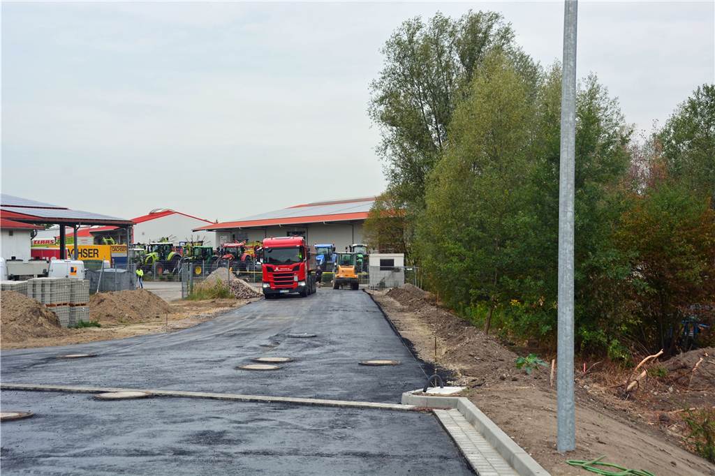 Rampen führen künftig zu den Containern des Olfener Werstoffhofs An dieser Stelle entstehen die Ein- und Ausfahrt für das Gelände an der Rudolf-Diesel-Straße. Reichlich Platz für wartende Fahrzeuge.