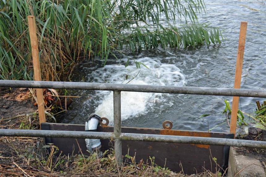 Wasser im Alten Hafenbecken wird abgepumpt An dieser Stelle fließt das Wasser in die alte Kanalfahrt.