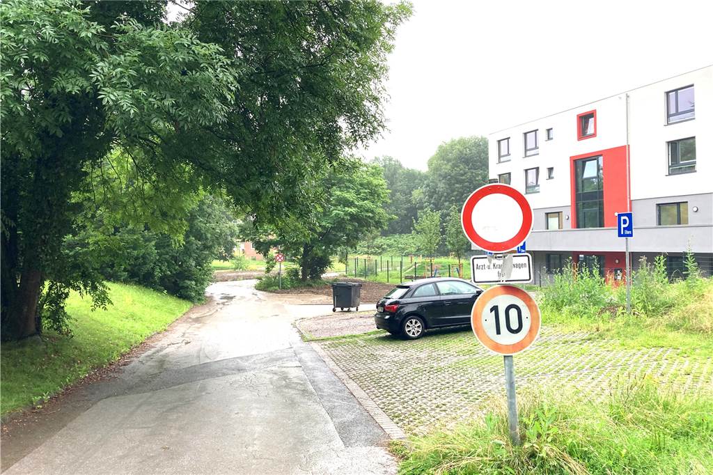 An dieser Stelle führt eine kleine Stichstraße auf das Gelände und derzeit an der neuen Kita vorbei in die Tiefgarage. Von hier aus soll auch im Wesentlichen später das gesamte Gelände erschlossen werden.