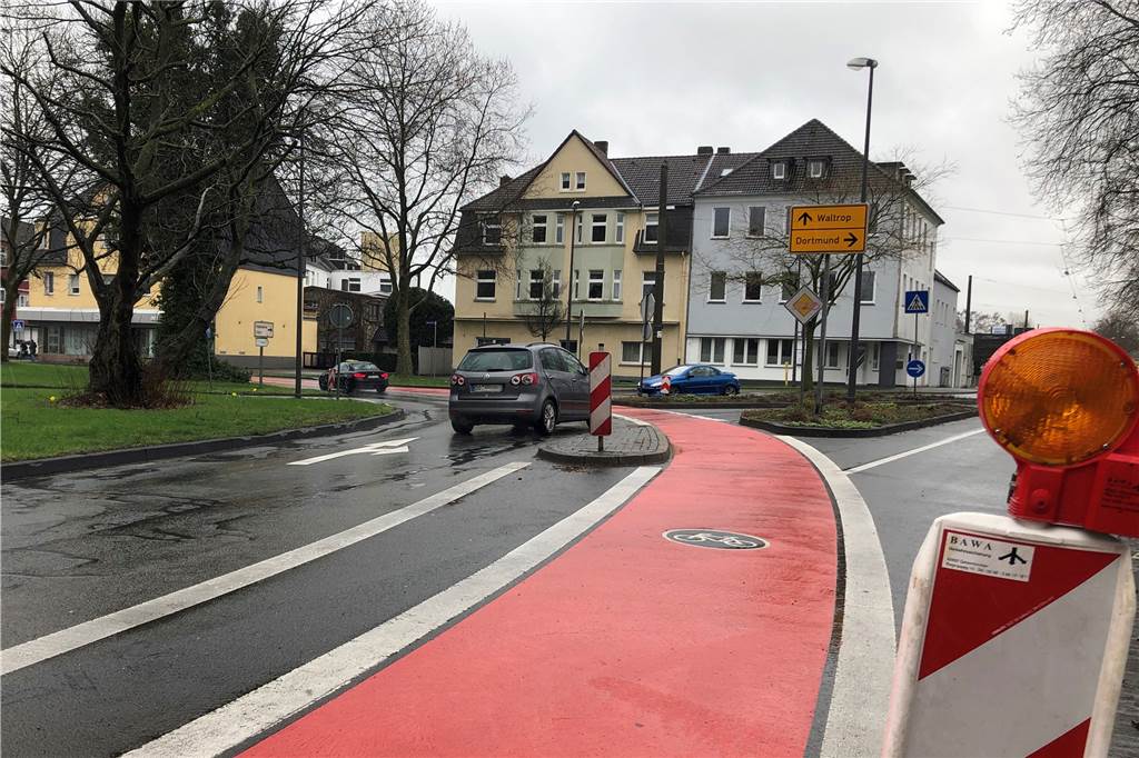 An dieser Stelle gibt es zwei Abbiegespuren auf die Recklinghauser Straße, das führt regelmäßig zu Verwirrungen seitens der Autofahrer. Die rechte Verkehrsinsel könnte im großen Stil verbreitert werden, sodass Autofahrer dort nicht mehr herfahren können.
