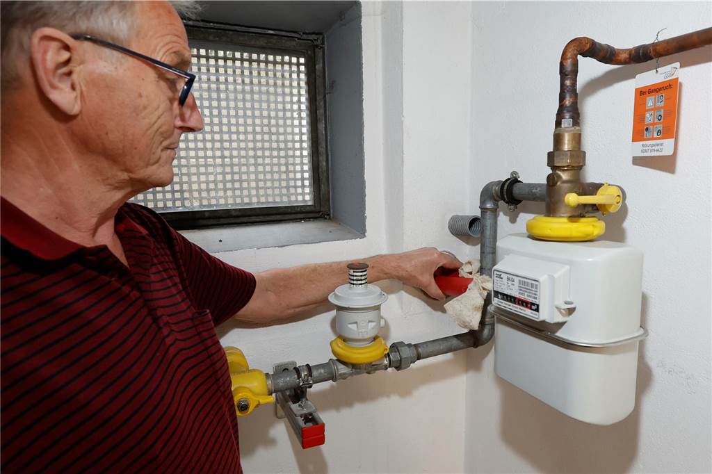 Wärmepumpe angezahlt und nicht erhalten: Rentner schaltet Polizei ein An dieser Stelle kommen die Leitungen, die am Sockel der Wärmepumpe beginnen, im den Keller des Hauses an. Nur die Wärmepumpe ist noch nicht angekommen.