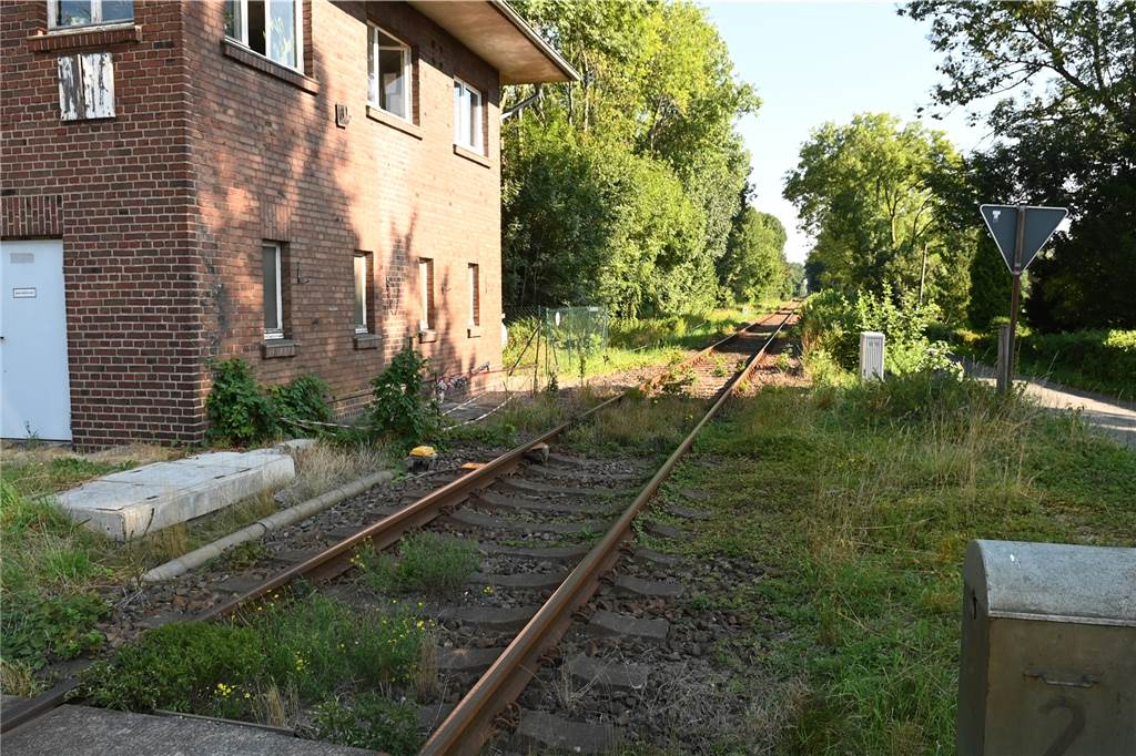 Unbekannte legen Gasflaschen auf die Gleise in Dorsten - Polizei sucht Zeugen Der Fundort der Gasflaschen in Wulfen