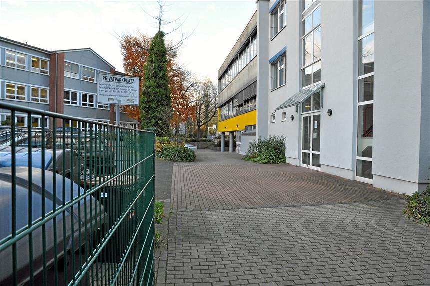 Am Leo-Platz wird es nur die kleine Lösung geben An dieser Stelle zwischen ASG (r.) und Sekundarschule (l.) an der Viktoriastraße soll eine Zaun-/Toranlage angelegt werden. Ebenso an der Schillerstraße, so dass der hintere Schulhof des ASG abgeriegelt werden kann.