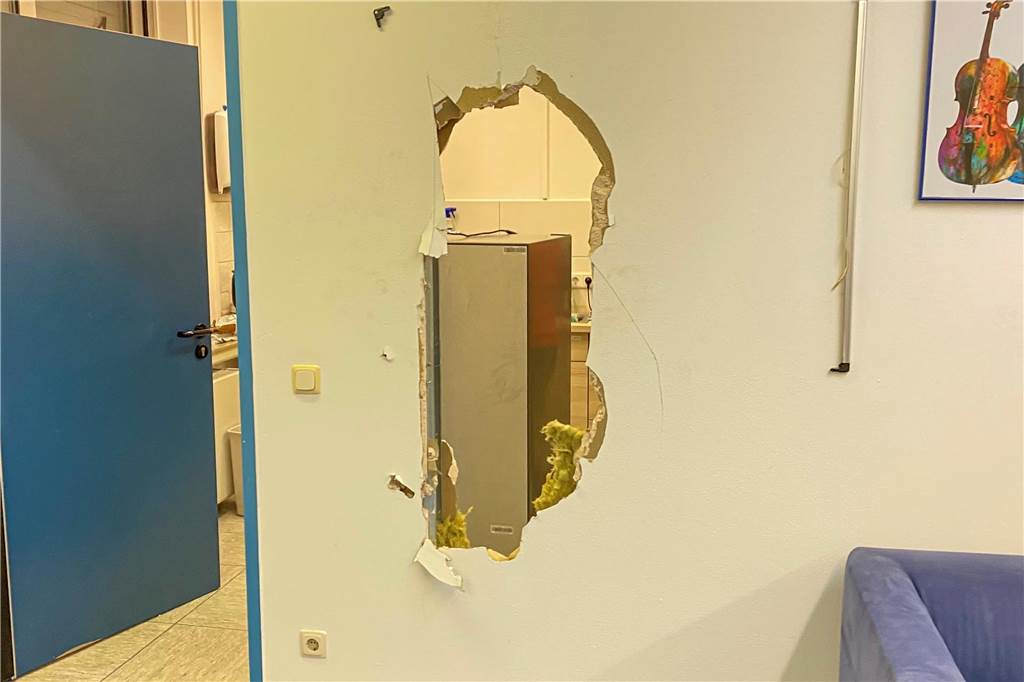 Einbruch und Vandalismus in Schul- und Kita-Gebäuden In der Wand des Schulgebäudes in Datteln klafft ein großes Loch.