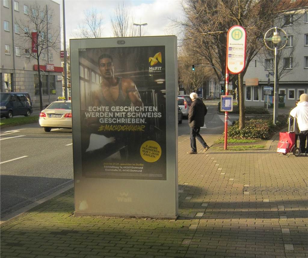 Reaktion der Stadt Dortmund auf gefährliche Kreuzung bringt den ADFC auf die Palme An dieser Werbetafel kann es zu Zusammenstößen mit Fußgängern kommen.
