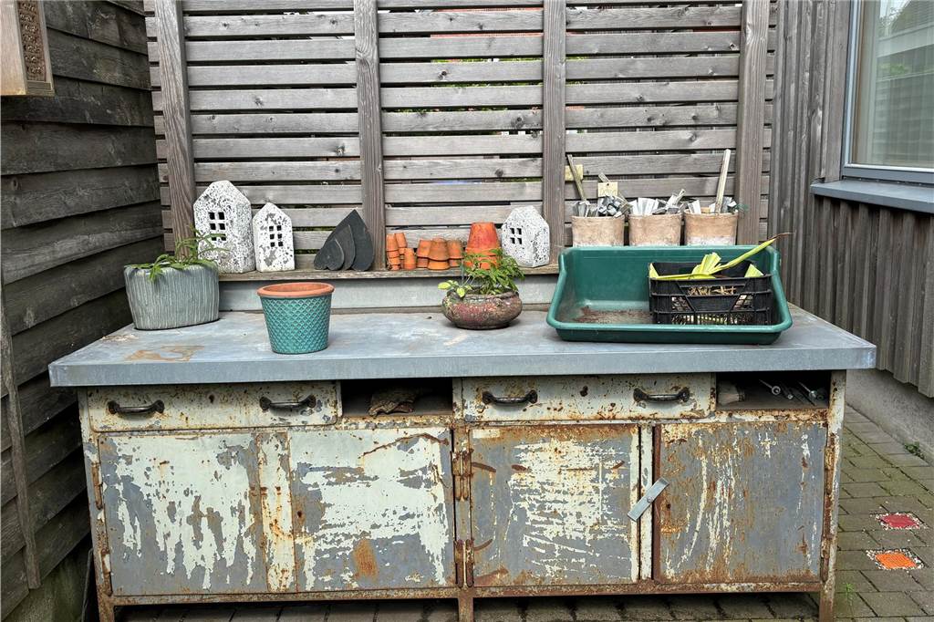 In allen Ecken gibt es etwas zu entdecken: Zu Besuch im Garten von Rita Wehr Werkbank