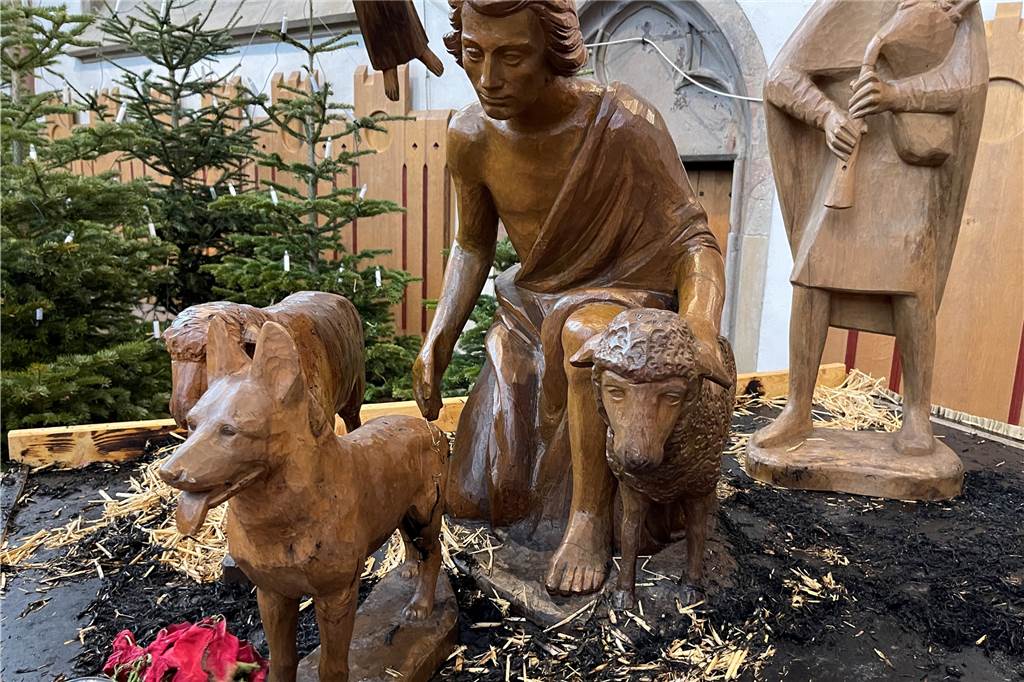 Feuer in Propsteikirche: Küster Ohsadnik verhindert eine Tragödie An drei Stellen brannte das Stroh auf den Tischen in der Propsteikirche. Die massiven Krippen-Figuren sind mit leichten Schäden davongekommen.