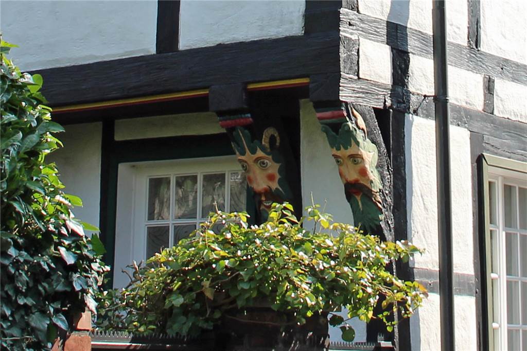 Die Blattmasken zieren die Fachwerkhäuser am Rande des Kirchhofs in Werne.
