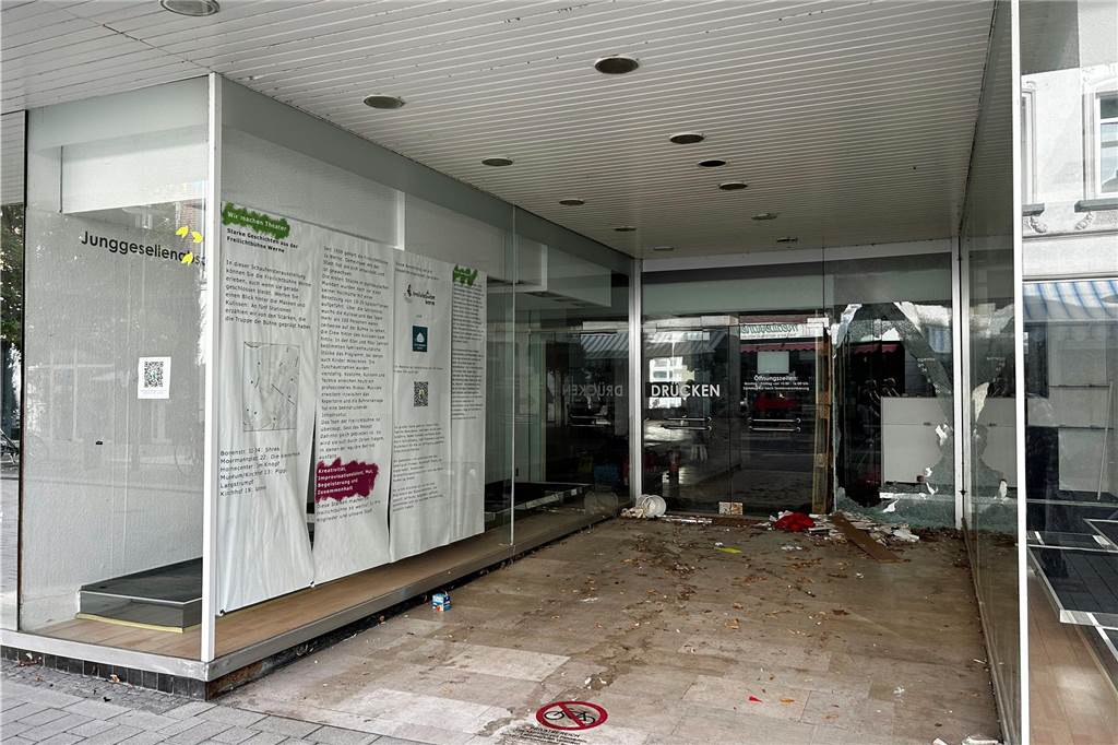 Vandalismus in der Innenstadt: Fenster bei leer stehendem Geschäft eingeschlagen Der zerstörte und verdreckte Eingangsbereich des ehemaligen Schuhgeschäftes