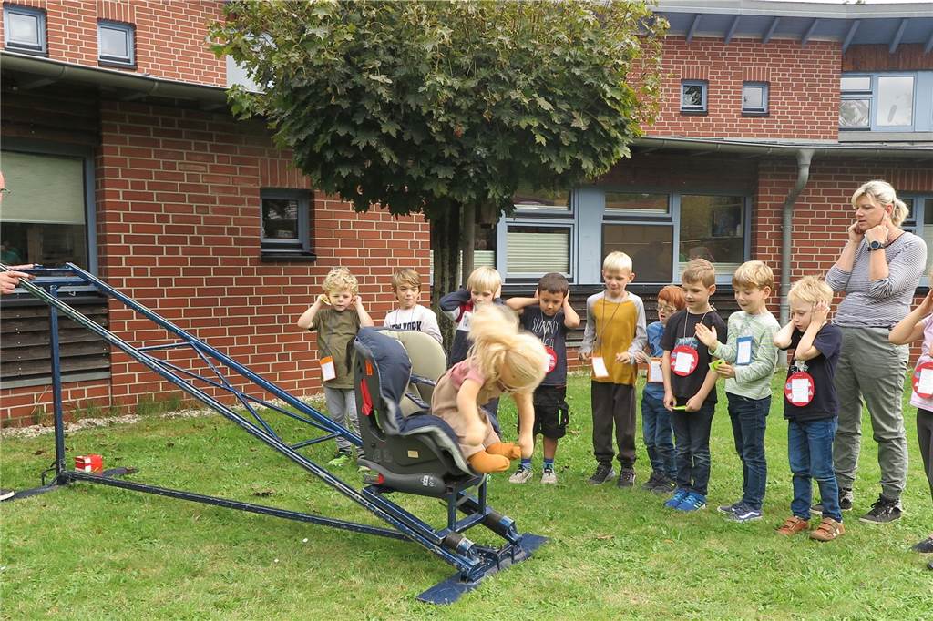 Verkehrssicherheitstag für Kindergärten: Beeindruckende Parcours-Station An einem Gurtschlitten zeigte Frank Götteng den Kindern die Folgen, die sich beim Nichttragen von Gurten ergeben