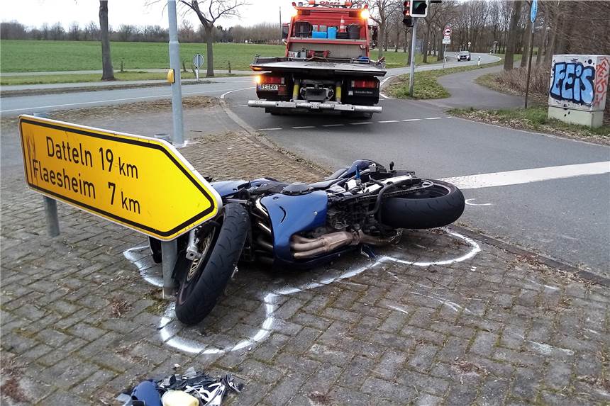Motorradfahrer aus Dortmund (26) verliert Kontrolle über sein Fahrzeug An einem Hinweisschild kam die Maschine zum Stillstand.