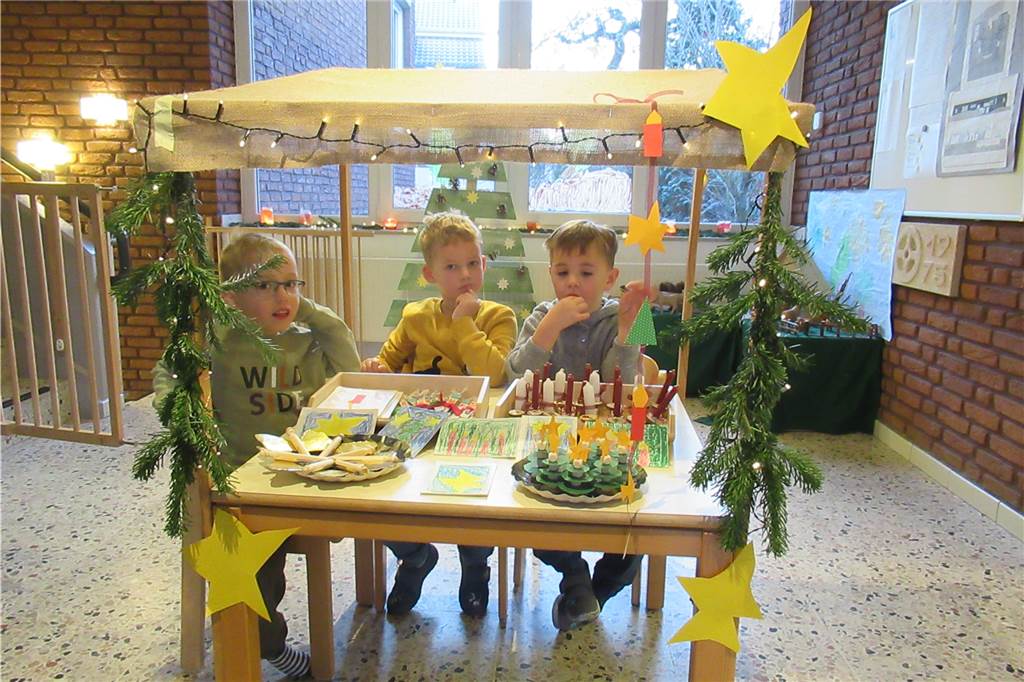 Große Solidarität kleiner Kinder für ukrainische Familien An einem kleinen Marktstand haben die Mädchen und Jungen aus der Kita St. Mauritius verkauft, was sie gebastelt hatten.