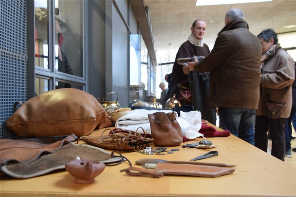 Das LWL-Römermuseum feiert Geburtstag mit Hunderten Besuchern An einem Stand können die Besucher römische Stücke bestaunen.