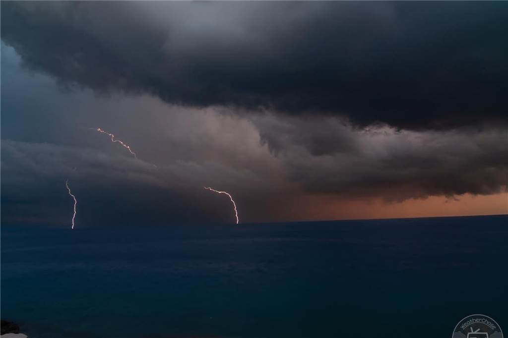 An einem Tag gab es vier Unwetter in seinem Urlaubsort. Kurz nach den Aufnahmen kam heftiger Starkregen vom Himmel.