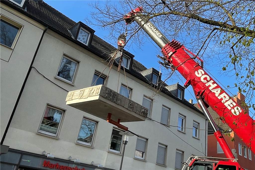 Beliebter Tisa-Brunnen wieder in Dorsten zurück: Nachbau eingeschwebt Brunnen an Kran.